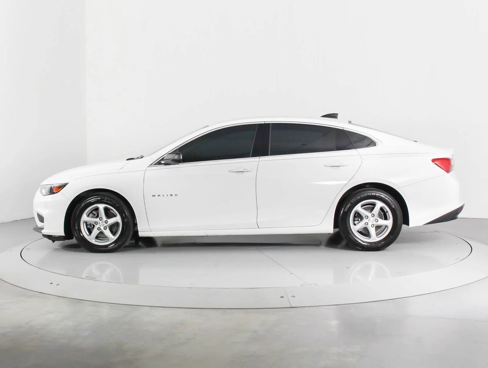 Used 2018 White Chevrolet LS image 4