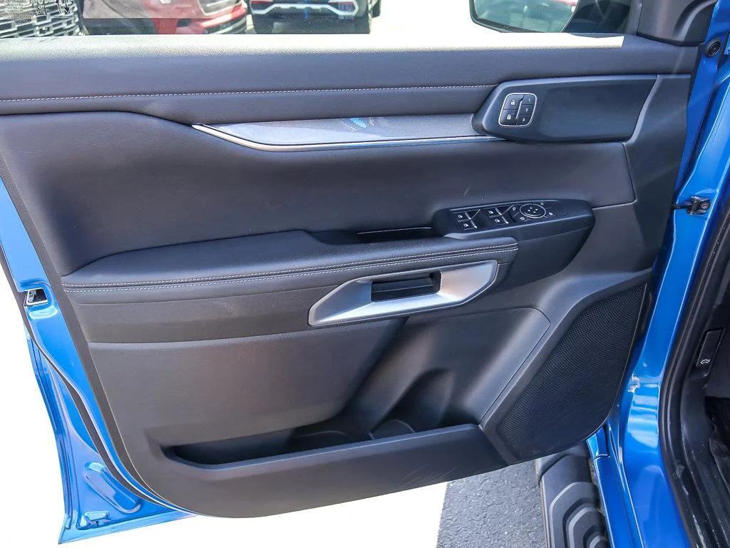 Used 2024 Blue Metallic Ford LARIAT image 25