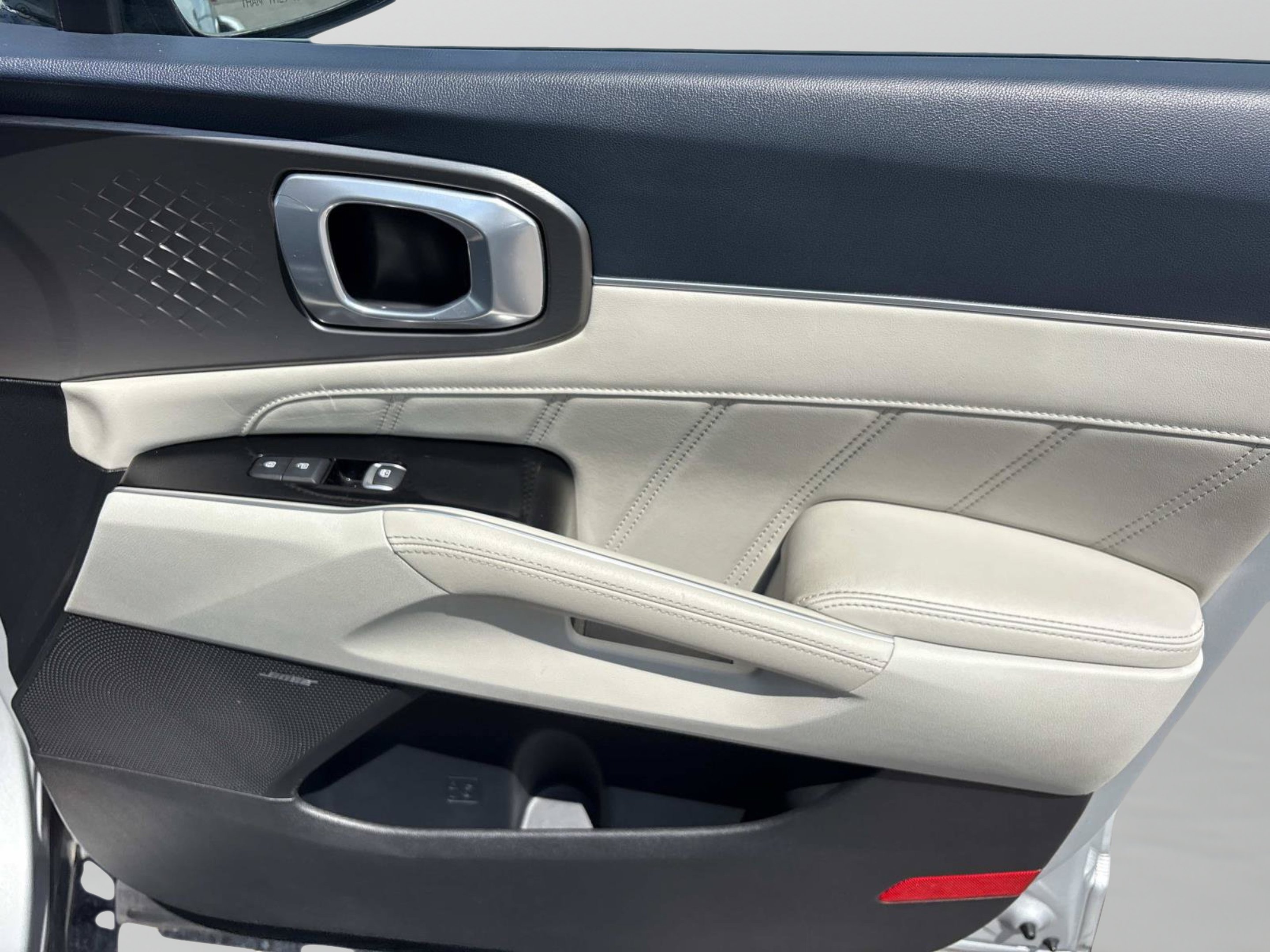 Used 2022 Silky Silver Kia SX Prestige image 19