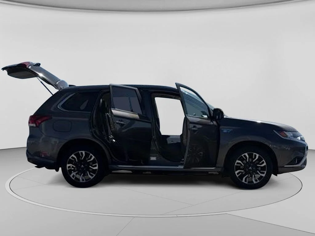 Used 2018  Mitsubishi SEL image 32