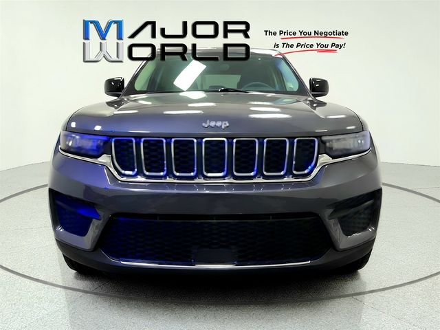 Used 2024 Gray Jeep Laredo image 3