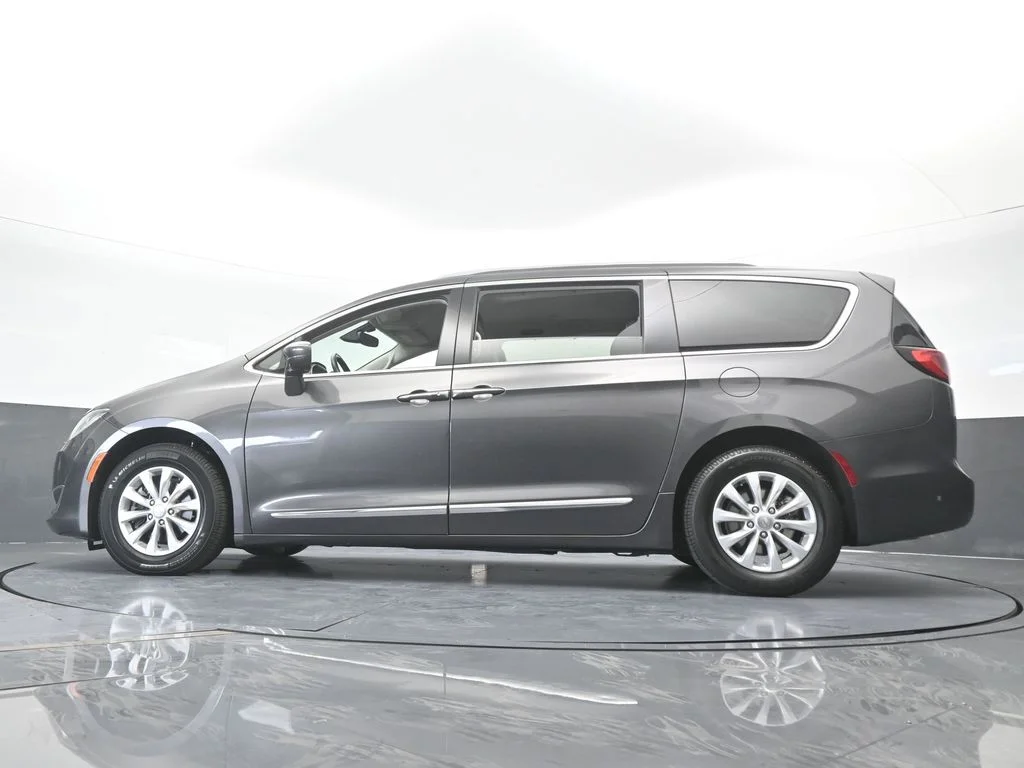 Used 2019 Granite Crystal Metallic Clearcoat Chrysler Touring L image 61