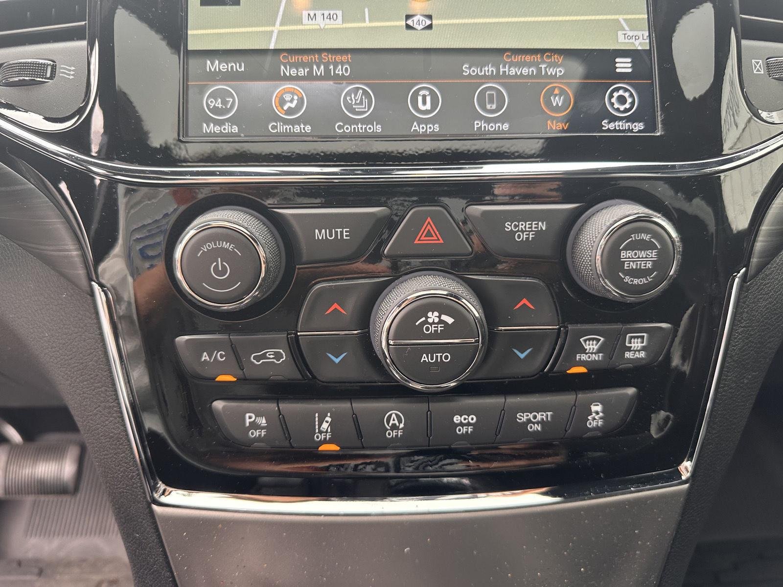Used 2021 Diamond Black Crystal Pearlcoat Jeep Laredo X image 14