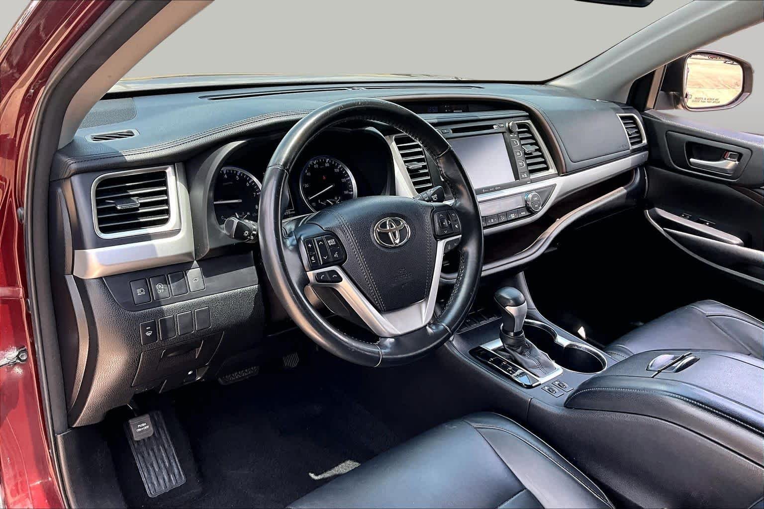 Used 2017 Ooh La La Rouge Mica Toyota XLE image 18