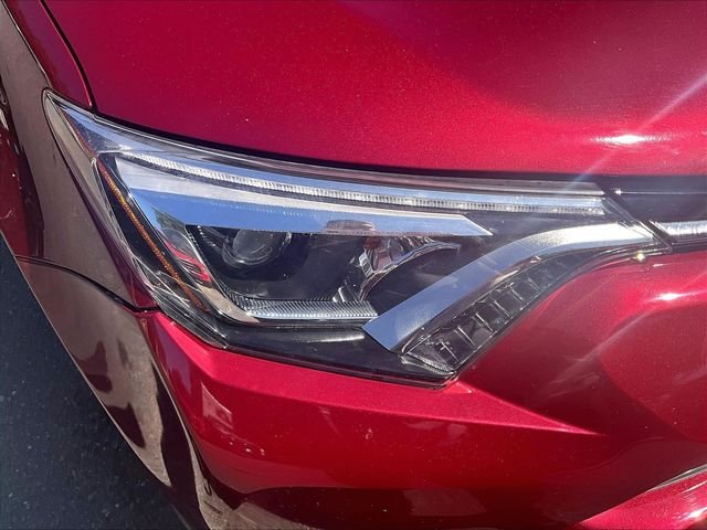Used 2018 Pearl Toyota Limited image 32