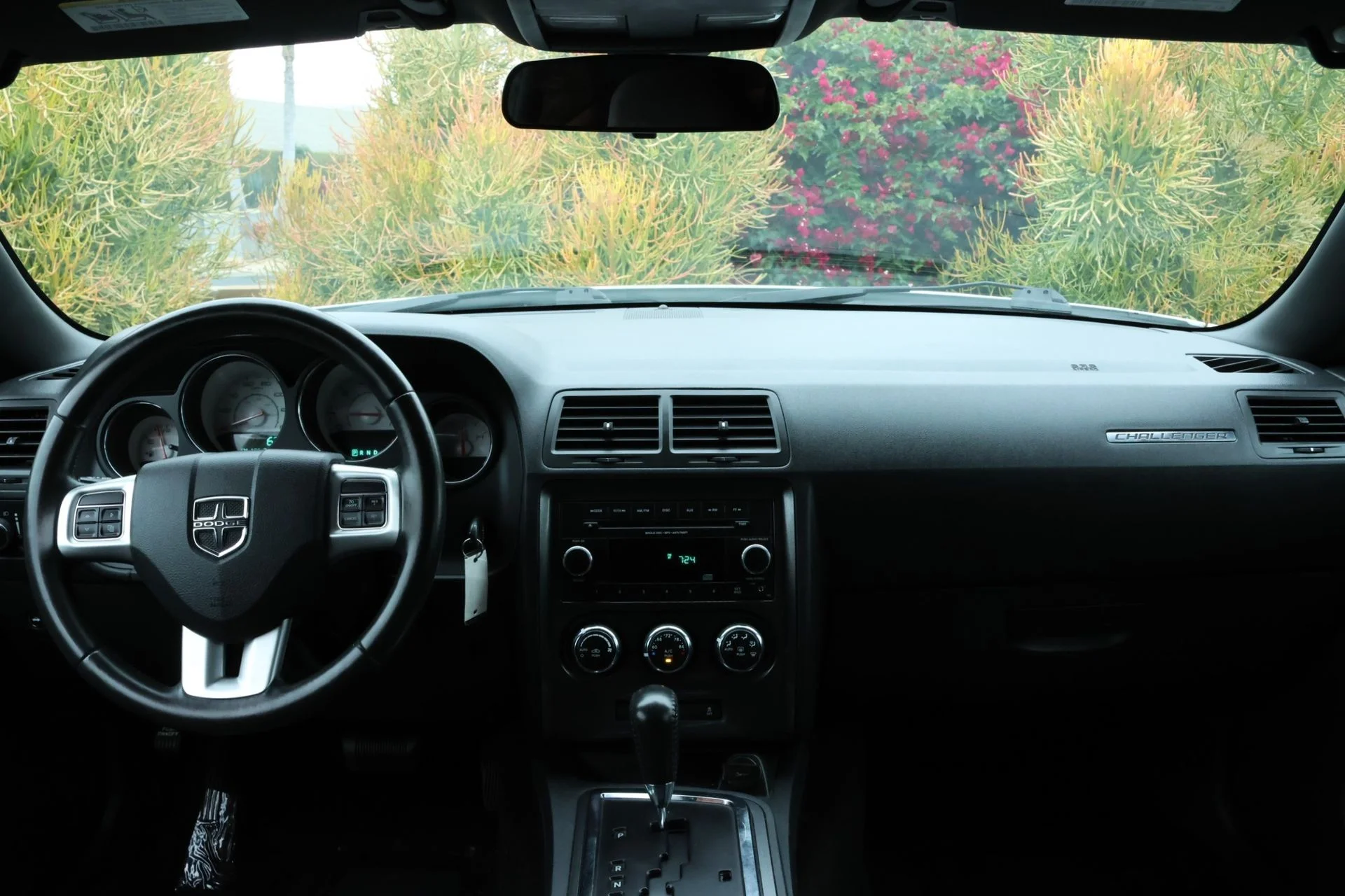 Used 2013 White Dodge SXT image 7