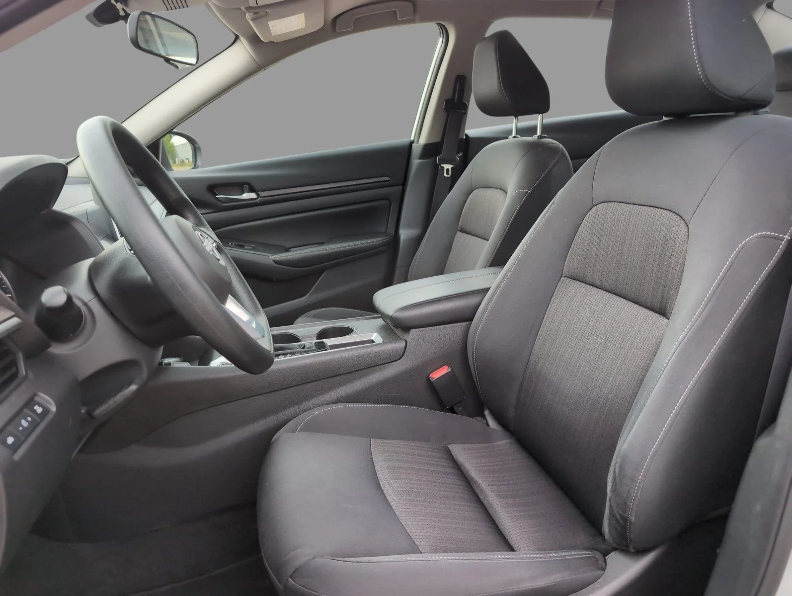Used 2025 Glacier White Nissan SV image 16