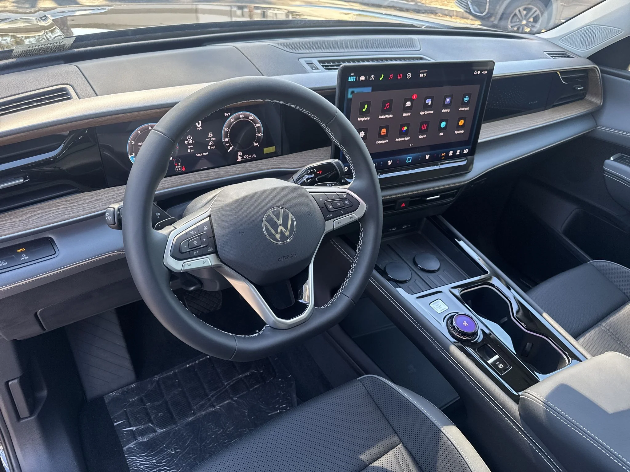 New 2027 Deep Black Pearl Volkswagen SE w/Technology image 15