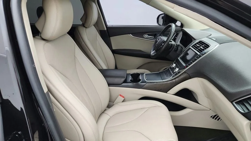 Used 2019 Infinite Black Metallic Lincoln Reserve AWD w/ Tech Package & Driver Assistance image 24