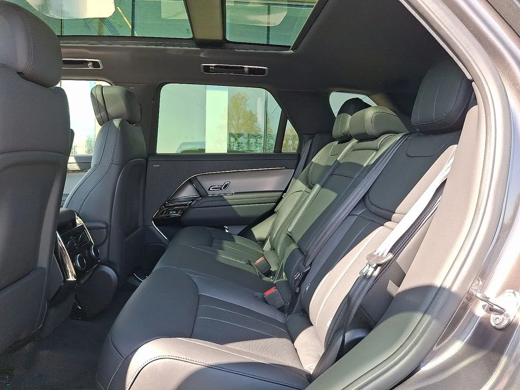 New 2026  Land Rover SE image 6
