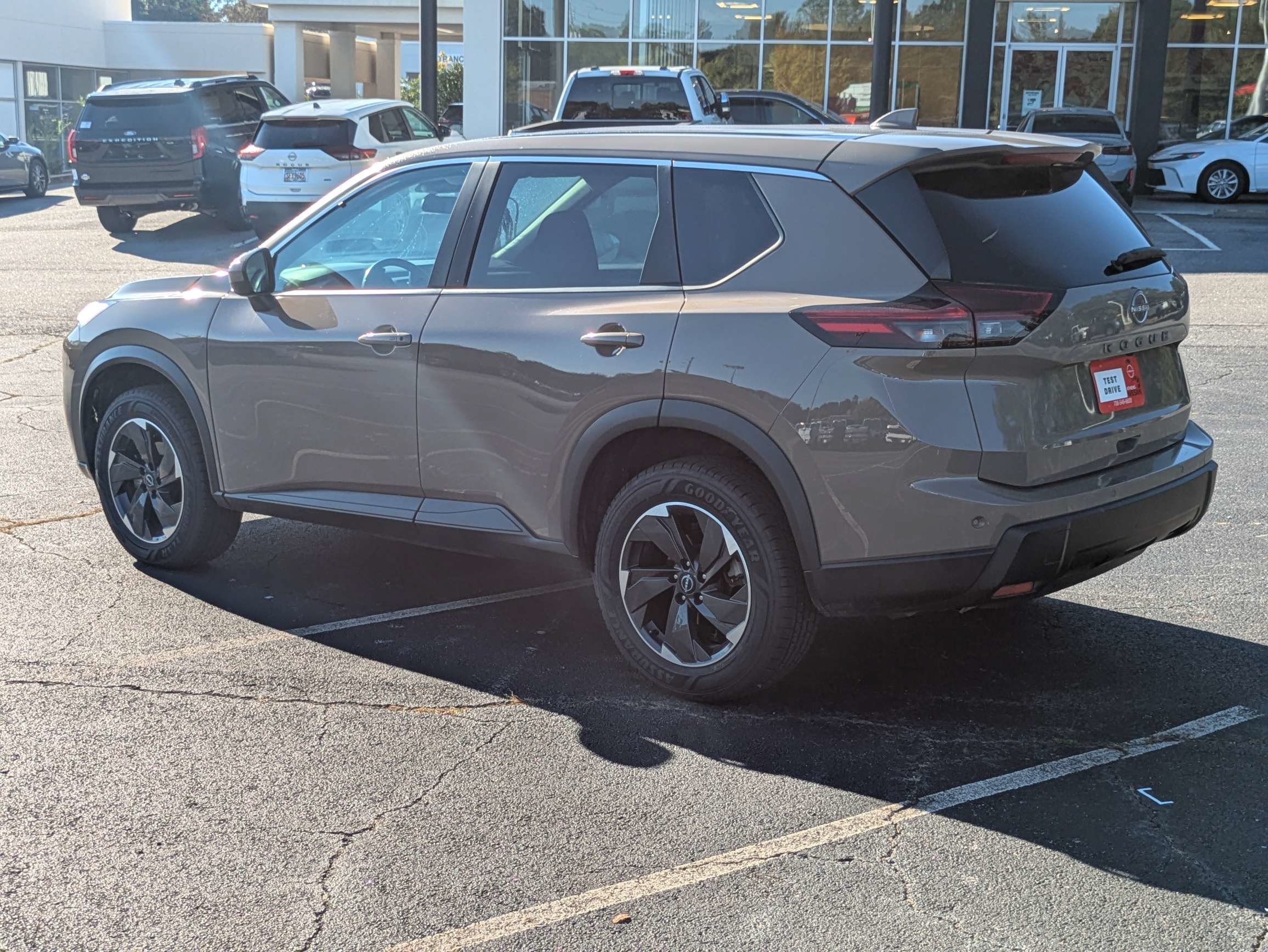 Used 2025  Nissan SV image 5
