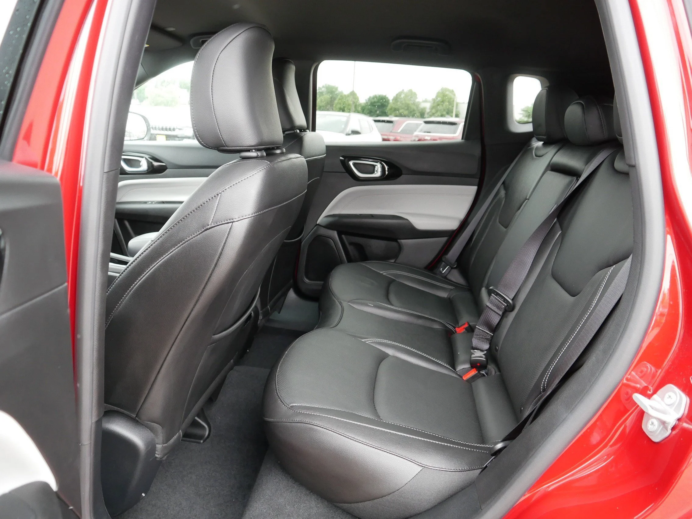 Used 2025 Red Hot Pearlcoat Jeep Limited image 34