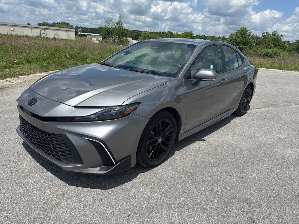 2025 Toyota Camry SE Hybrid's photo