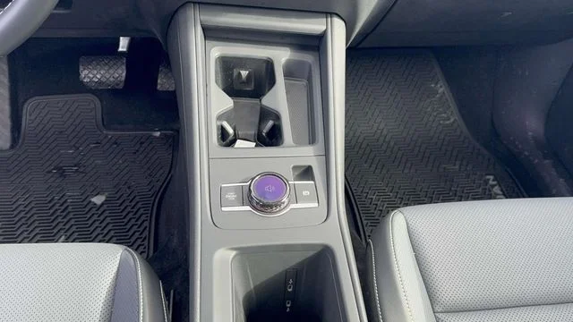 2025 Volkswagen Tiguan SE - Photo 11