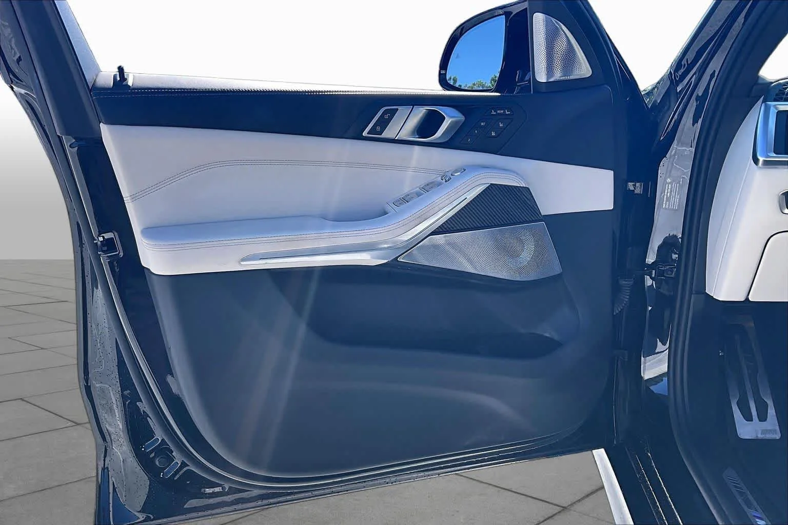 Used 2024 Black Sapphire Metallic BMW M60i image 22