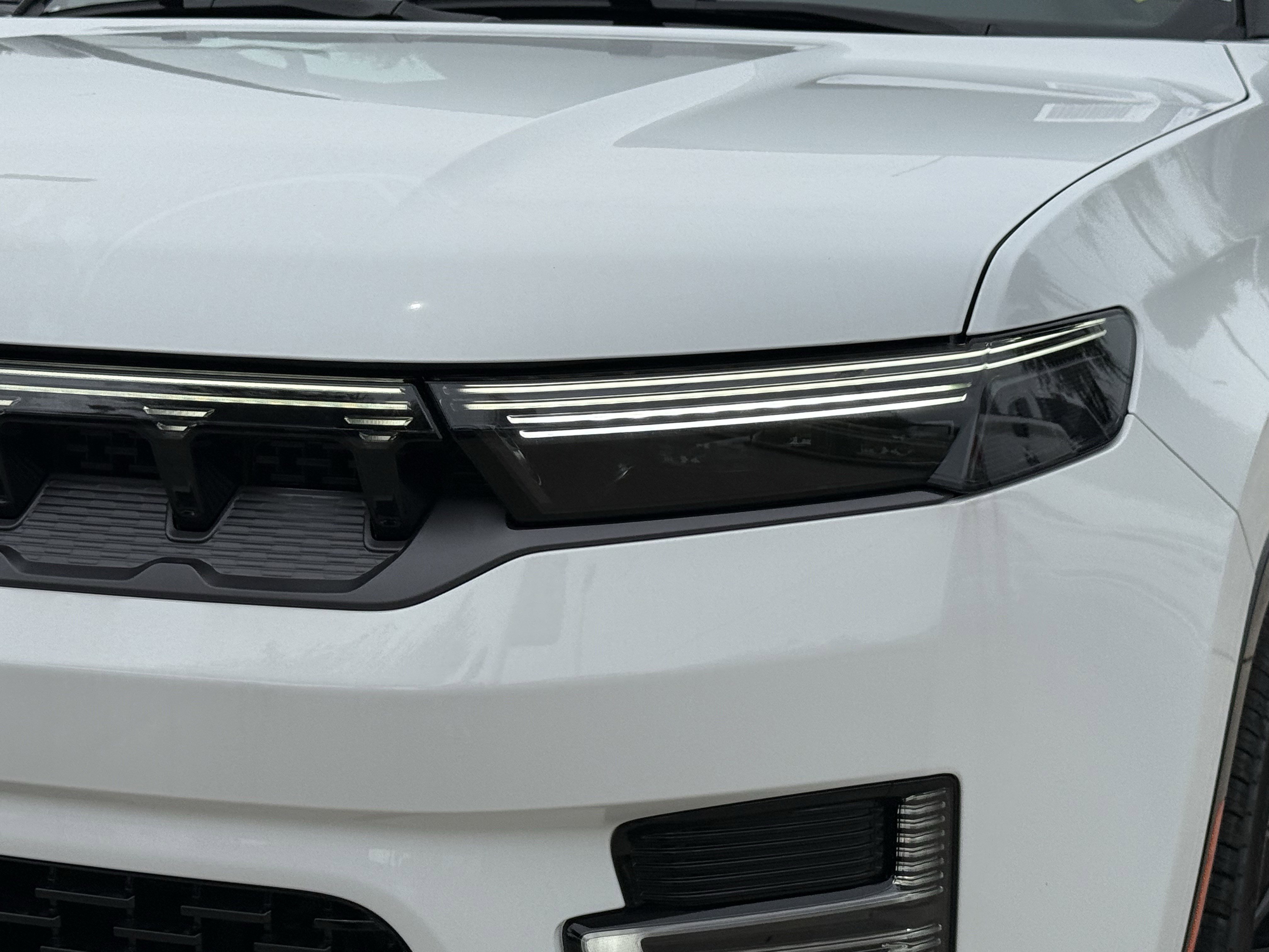 New 2026 Bright White Clear-Coat Exterior Paint Jeep Summit Reserve image 7