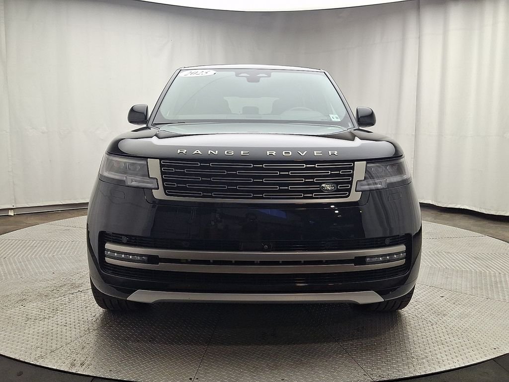 Used 2025  Land Rover SE image 2