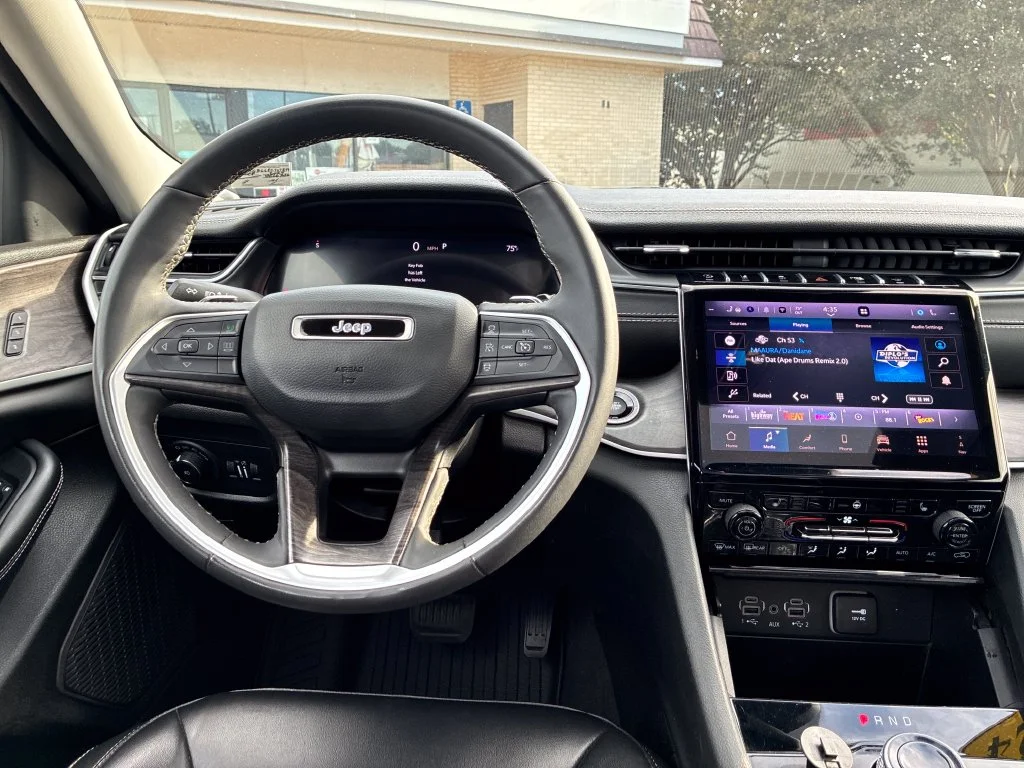 Used 2024 Silver Jeep Limited image 22