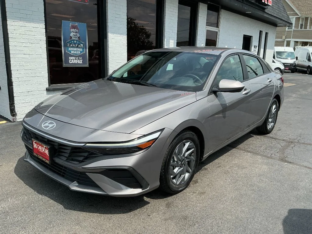 Used 2024 Silver Hyundai SEL image 2