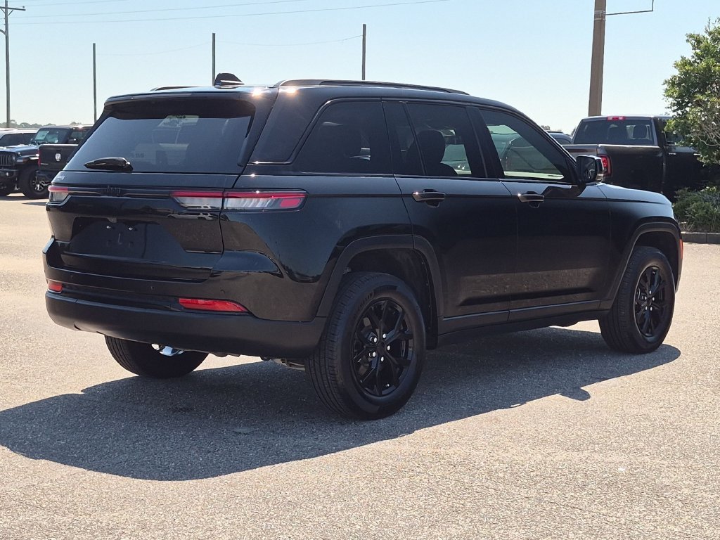 Used 2025 Black Jeep Altitude X image 5