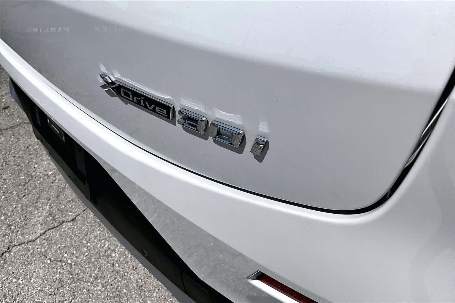 Used 2024 Alpine White BMW xDrive30i image 10