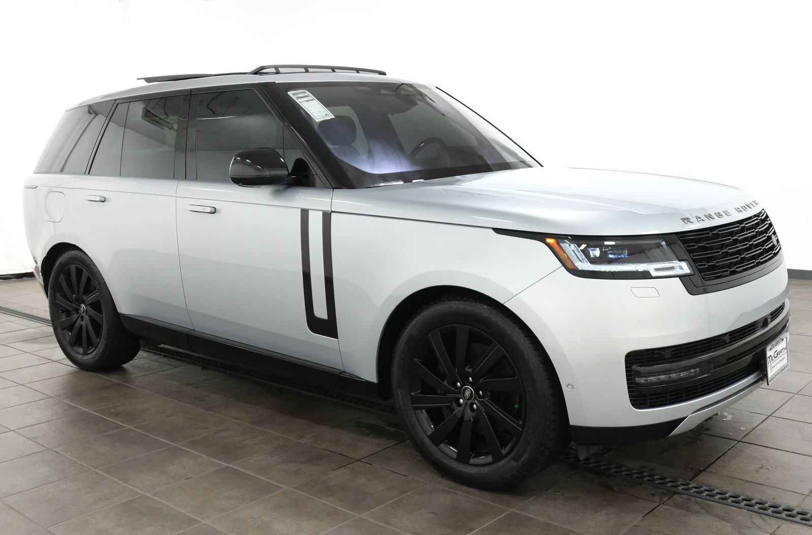 Used 2023 Silver Land Rover SE image 6