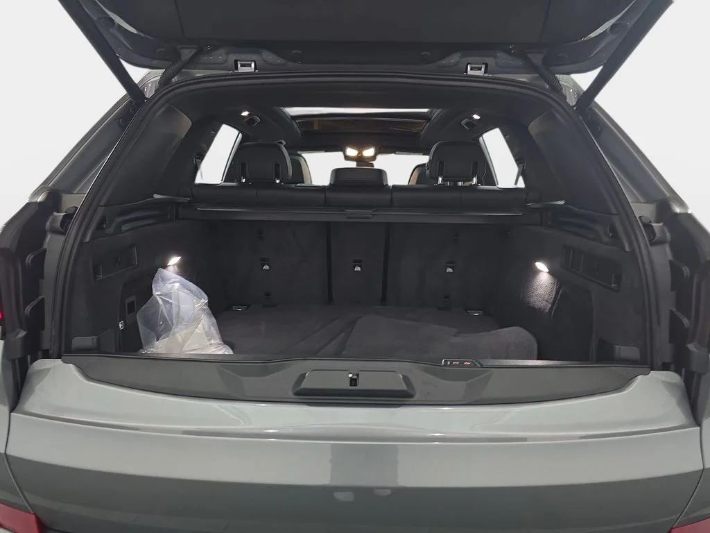 Used 2026 Skyscraper Grey Metallic BMW xDrive40i image 14