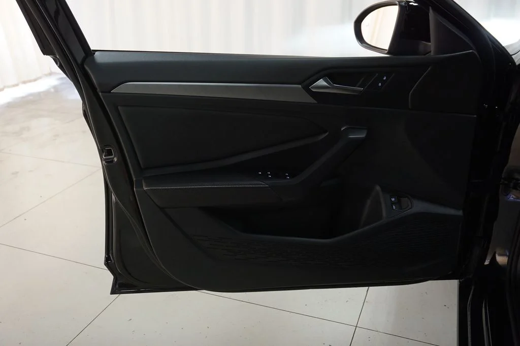 Used 2024 Deep Black Volkswagen 1.5T SE image 25