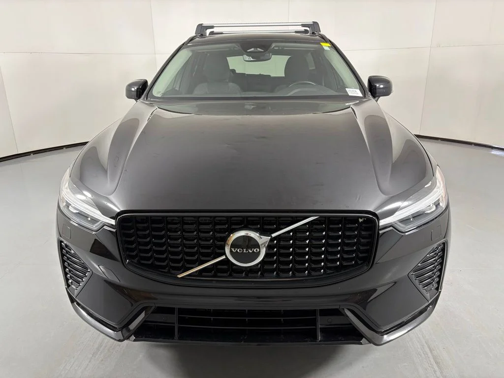 Used 2024 Onyx Black Metallic Volvo Core image 3