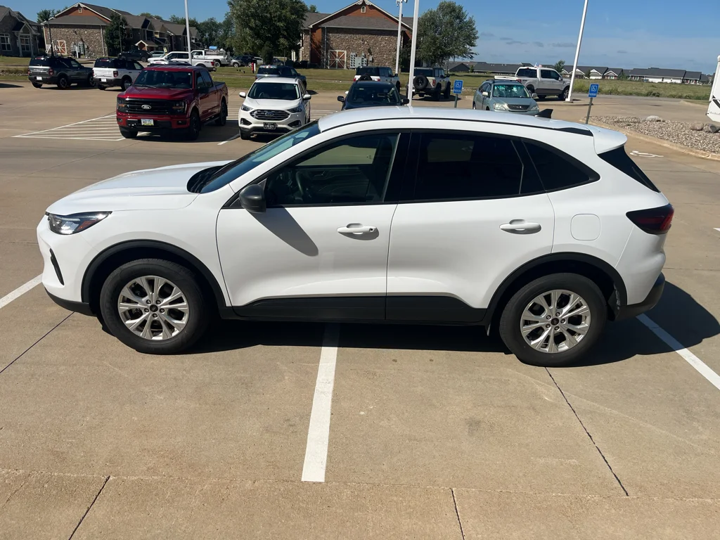 Used 2025 Oxford White Ford Active image 5