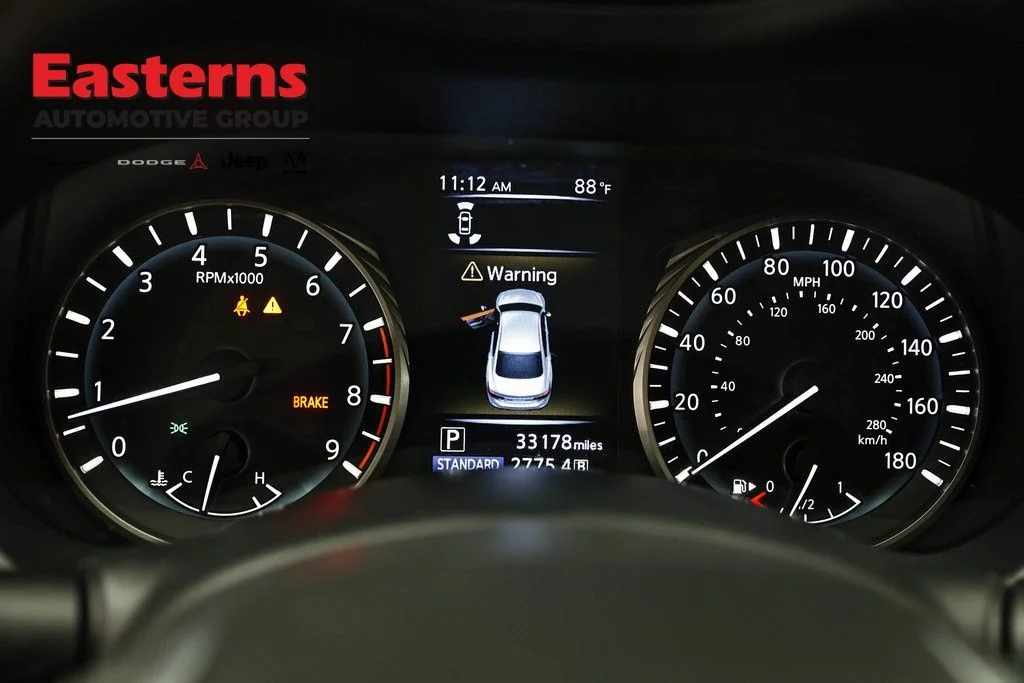 Used 2023 White INFINITI LUXE image 17