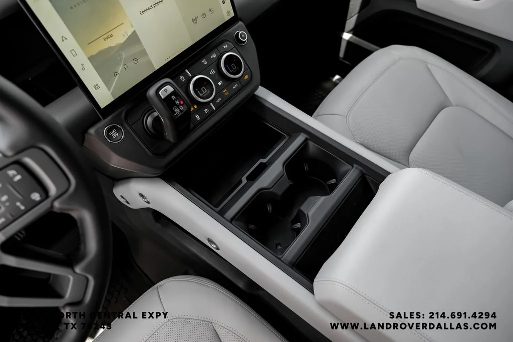 New 2026 Santorini Black Metallic Land Rover X-Dynamic SE image 23