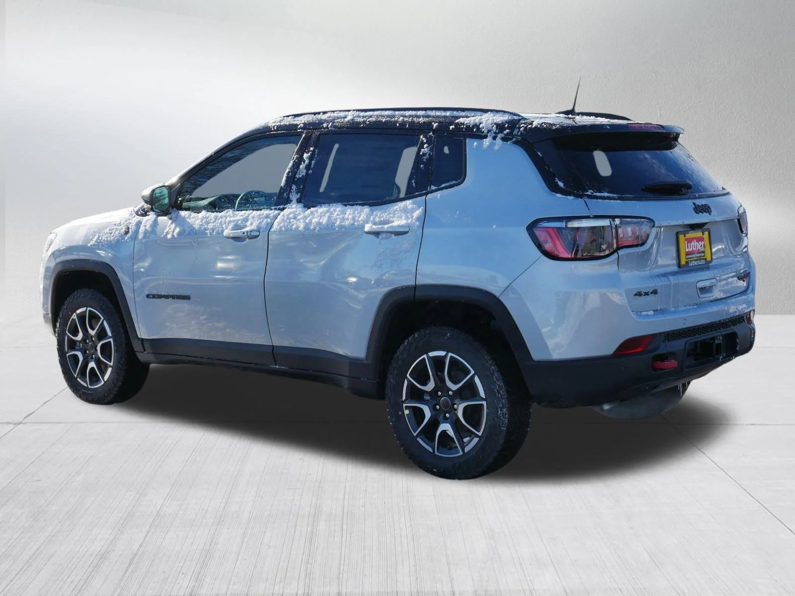 New 2026 Silver Zynith Metallic Clear-Coat Exterior Paint Jeep Trailhawk image 5