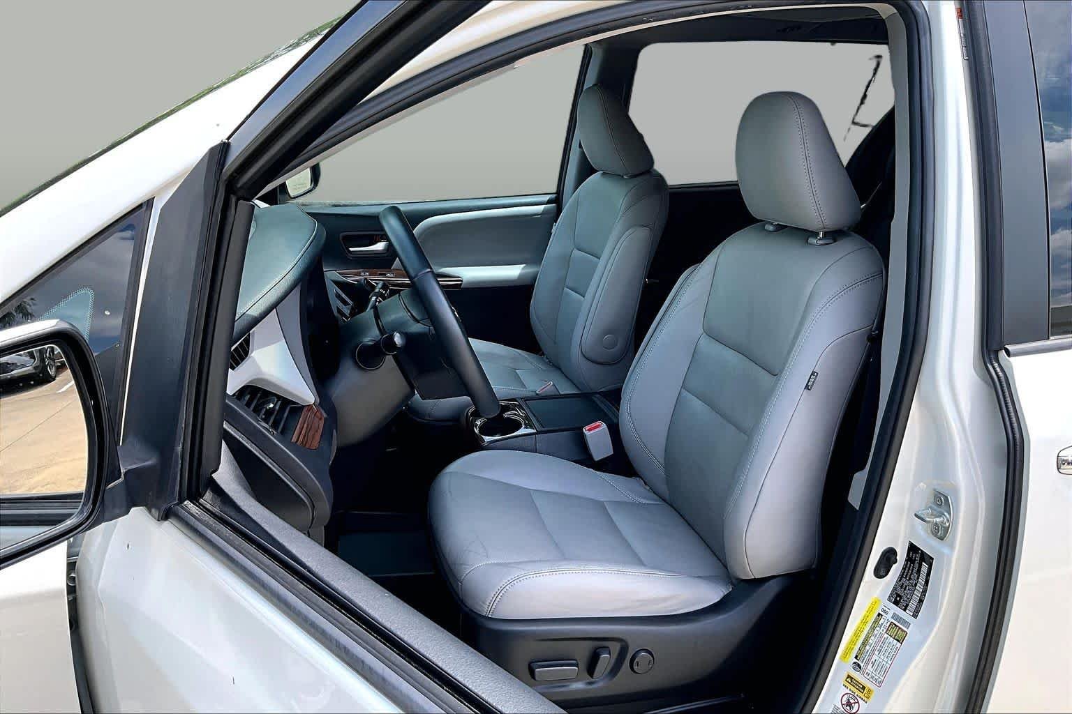 Used 2016 Blizzard Pearl Toyota Ltd Premium image 8