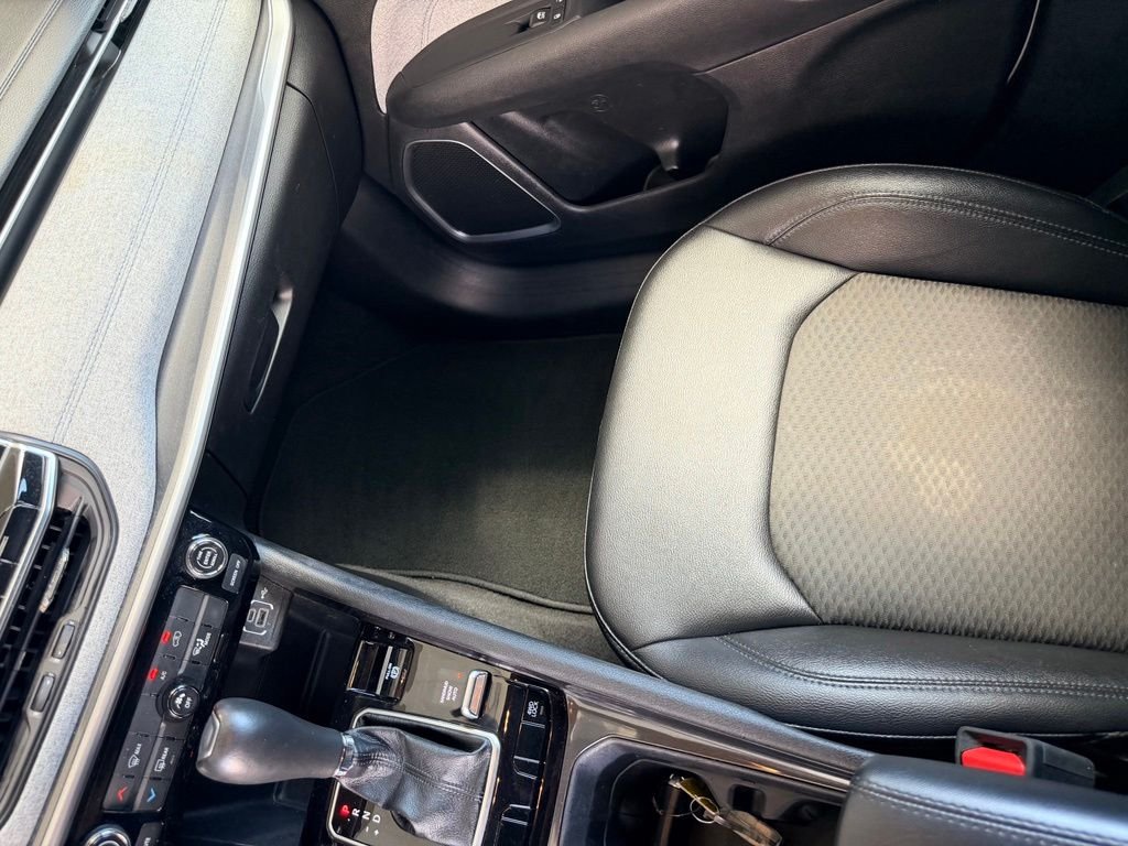 Used 2024 White Jeep Latitude image 23