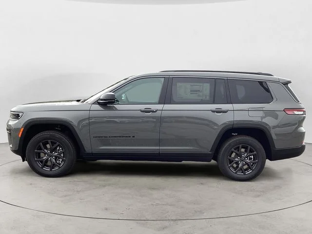 New 2027 Gray Clearcoat Jeep Laredo Altitude image 2