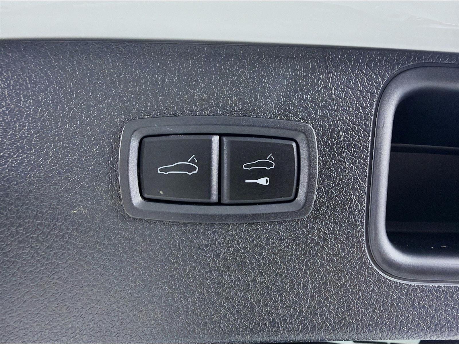 Used 2022 White Porsche  image 23