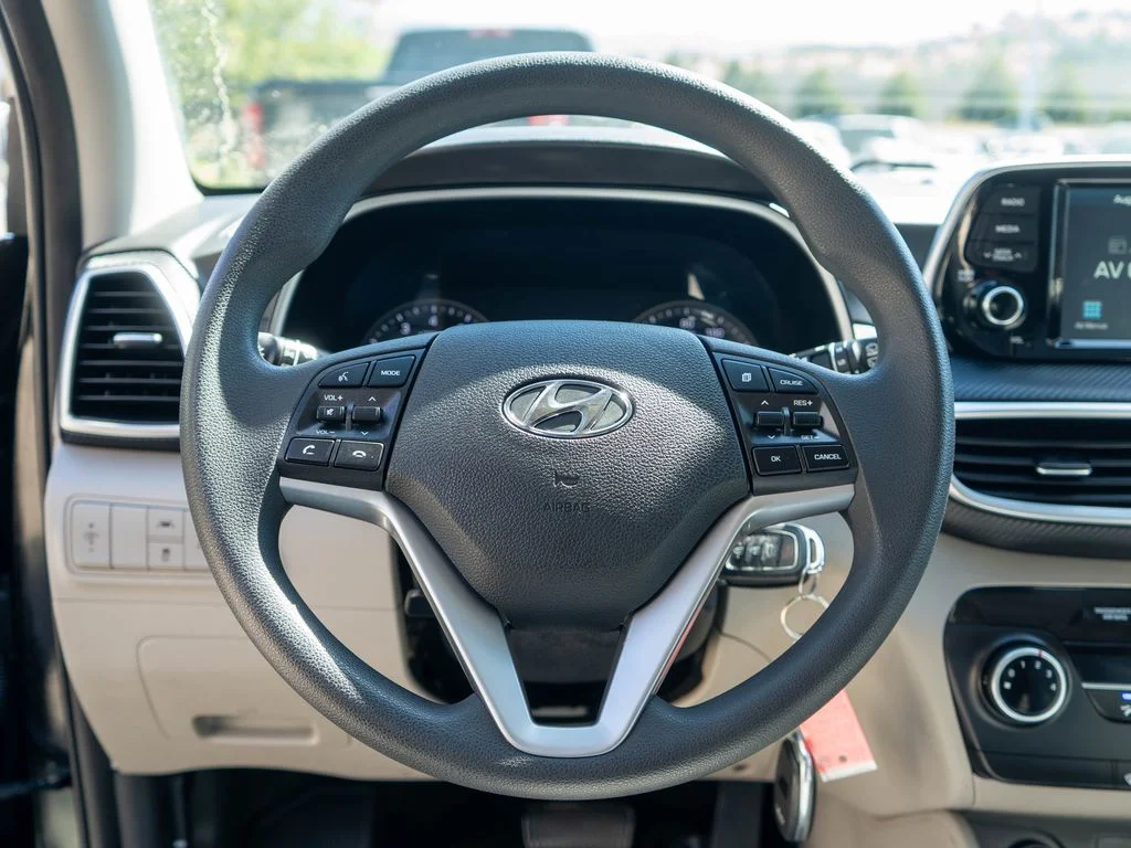 Used 2020 Black Hyundai SE image 14