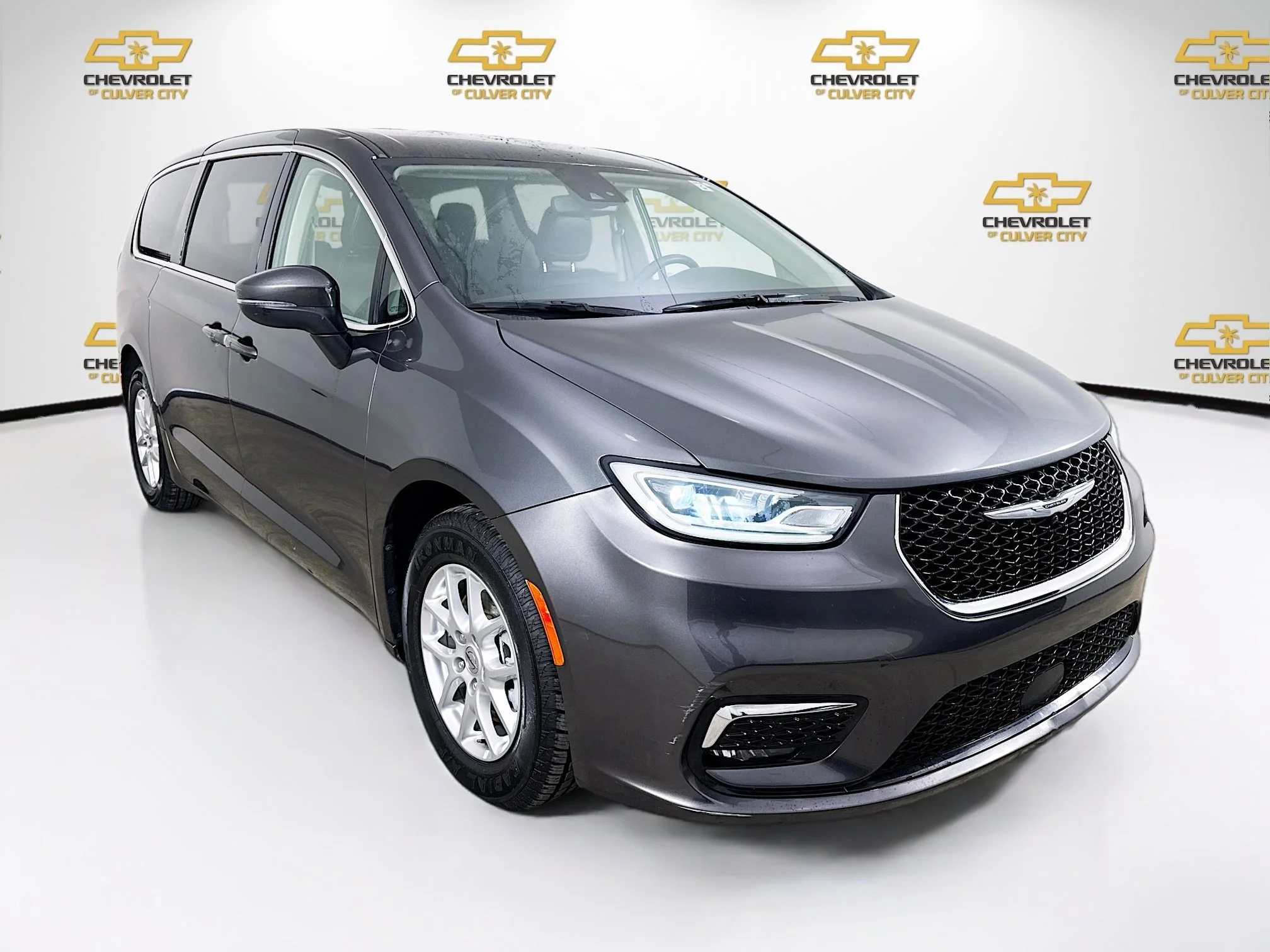 2023 Chrysler Pacifica Touring L's photo