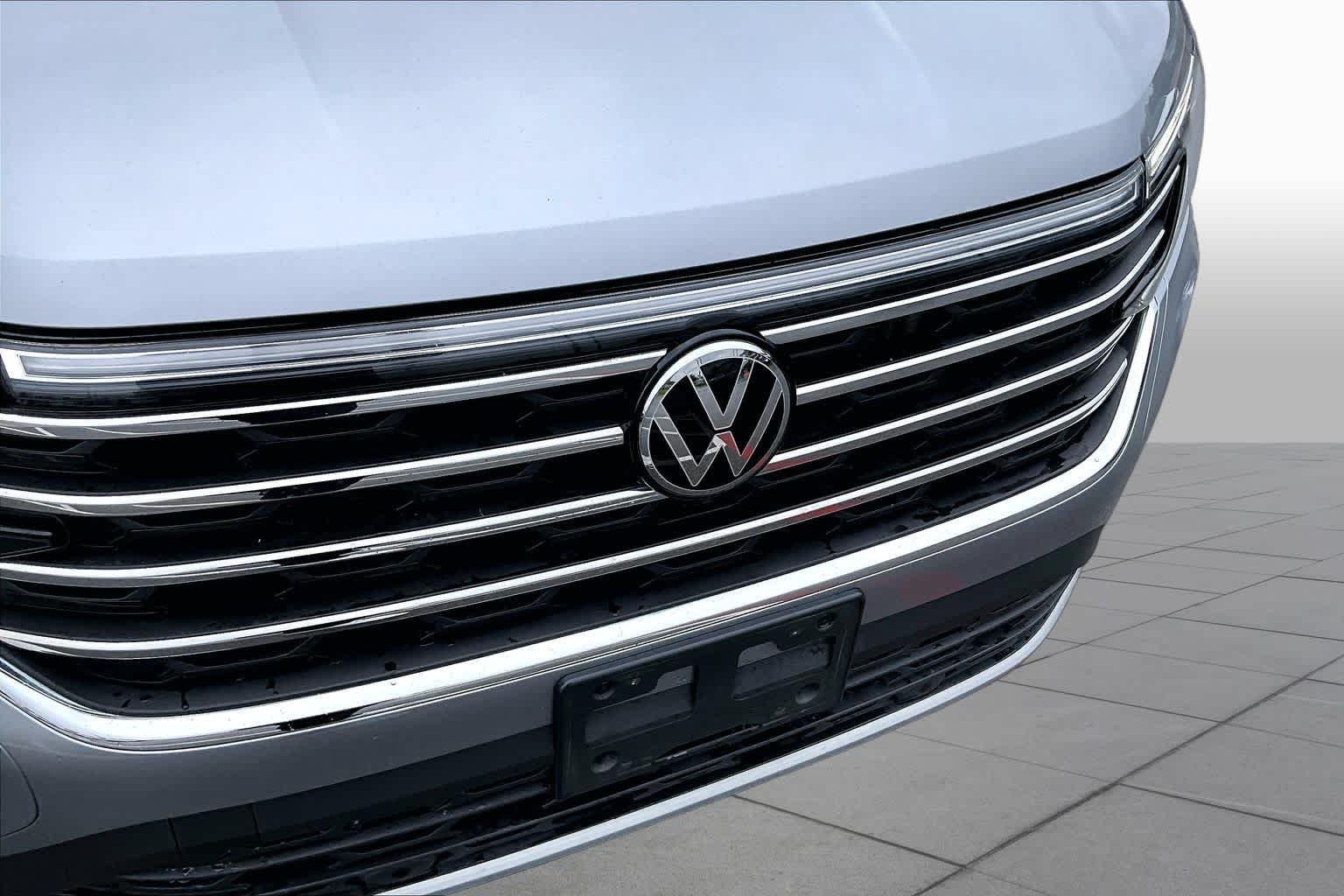 Used 2025 Silver Mist Metallic Volkswagen 2.0T SE w/Technology image 28