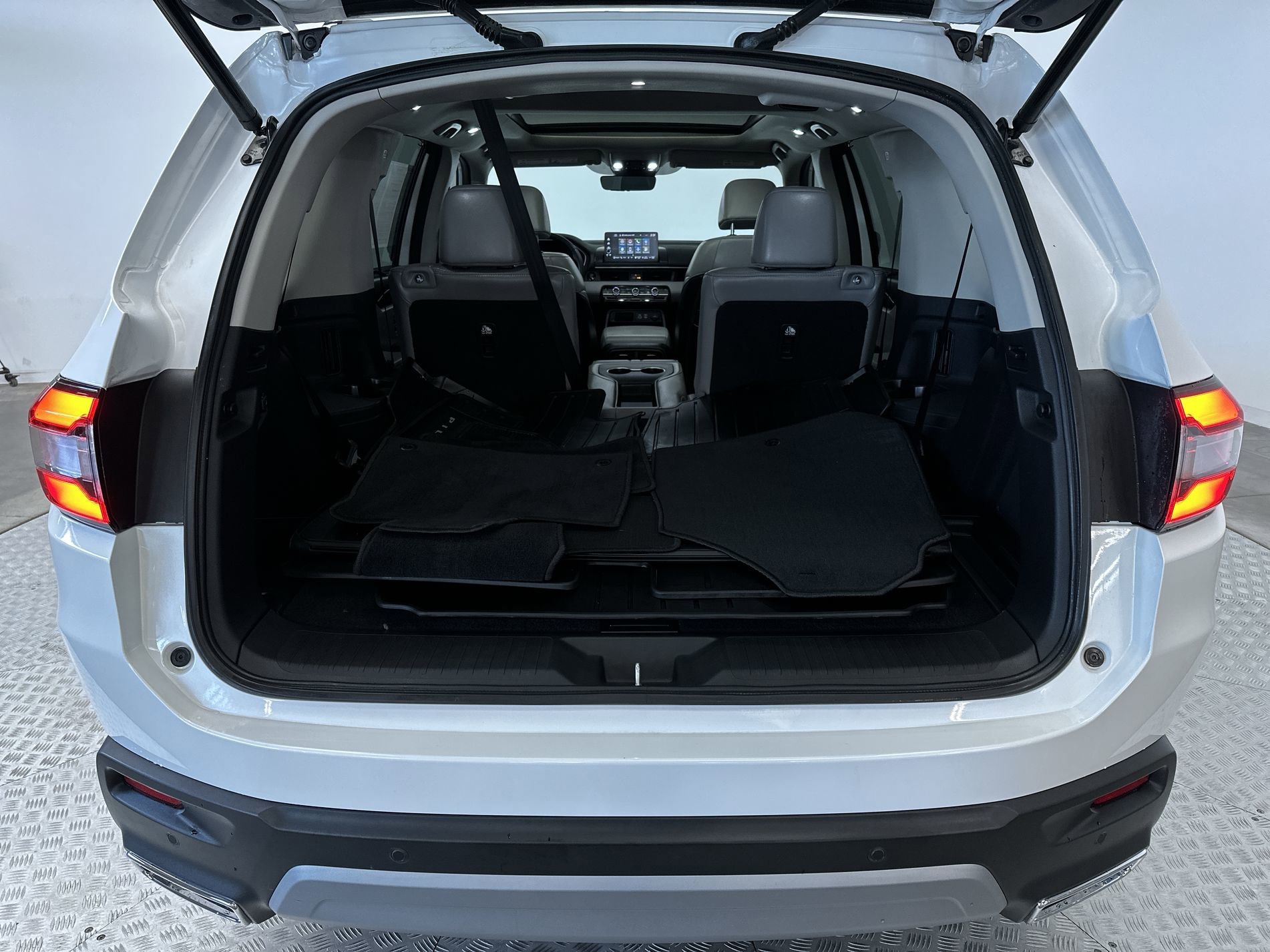 Used 2023 Platinum White Pearl Honda Touring image 26