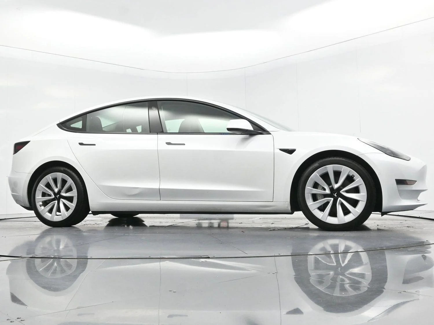 Used 2022 Pearl White Multi-Coat Tesla Base image 34