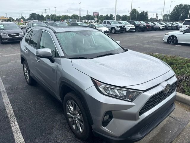 Used 2019 Silver Toyota XLE Premium image 5