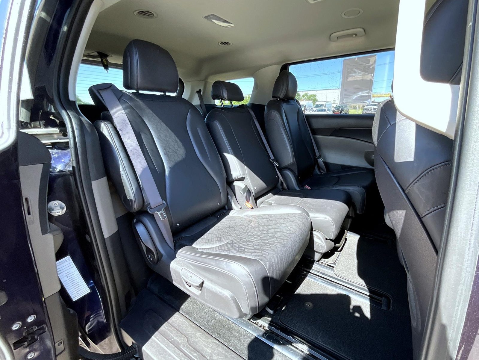 Used 2025 Blue Kia LXS image 18