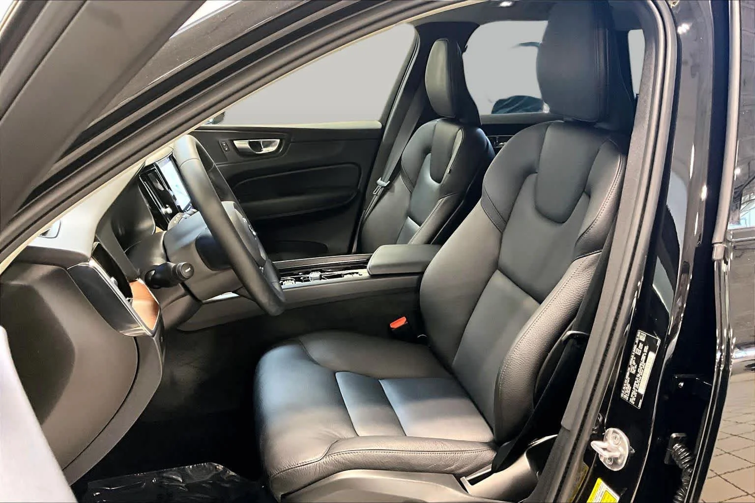 Used 2024 Onyx Black Metallic Volvo Plus Dark Theme image 9