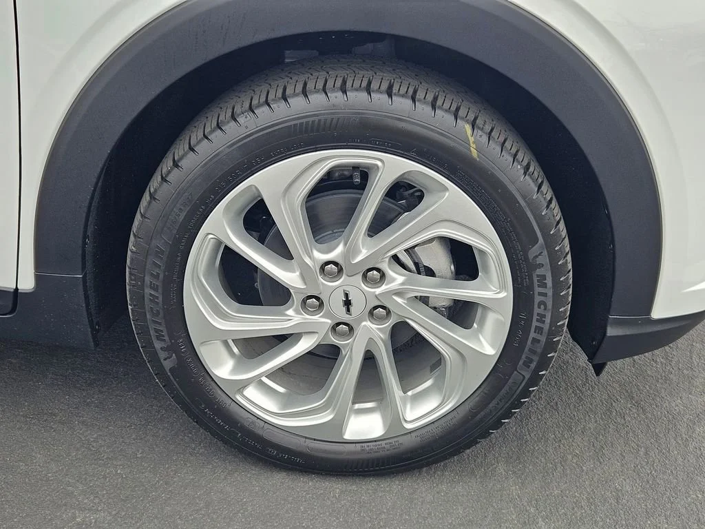 New 2027 Summit White Chevrolet LT image 31