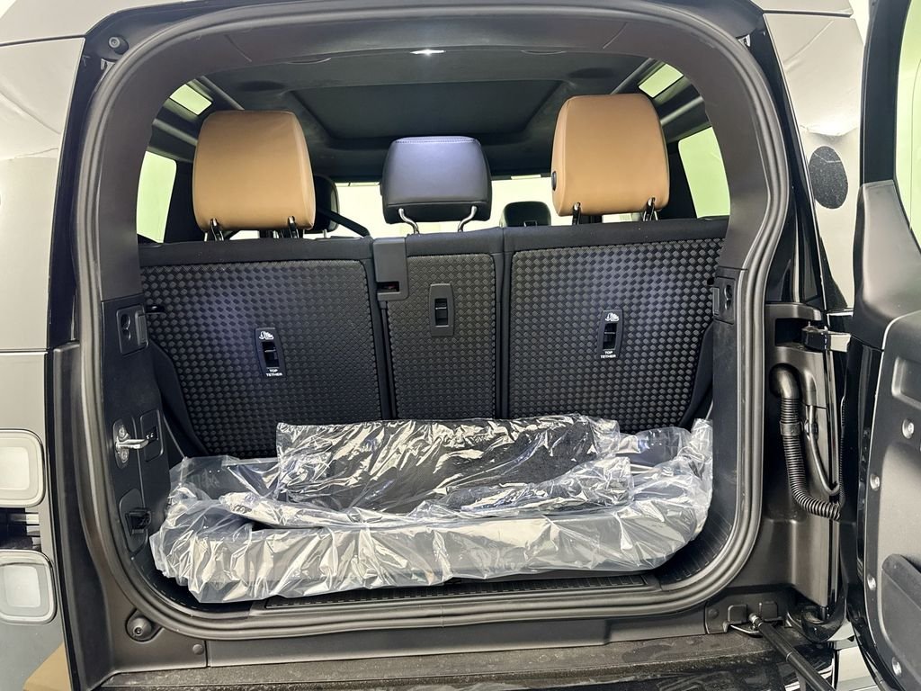 New 2026 Santorini Black Land Rover V8 image 27