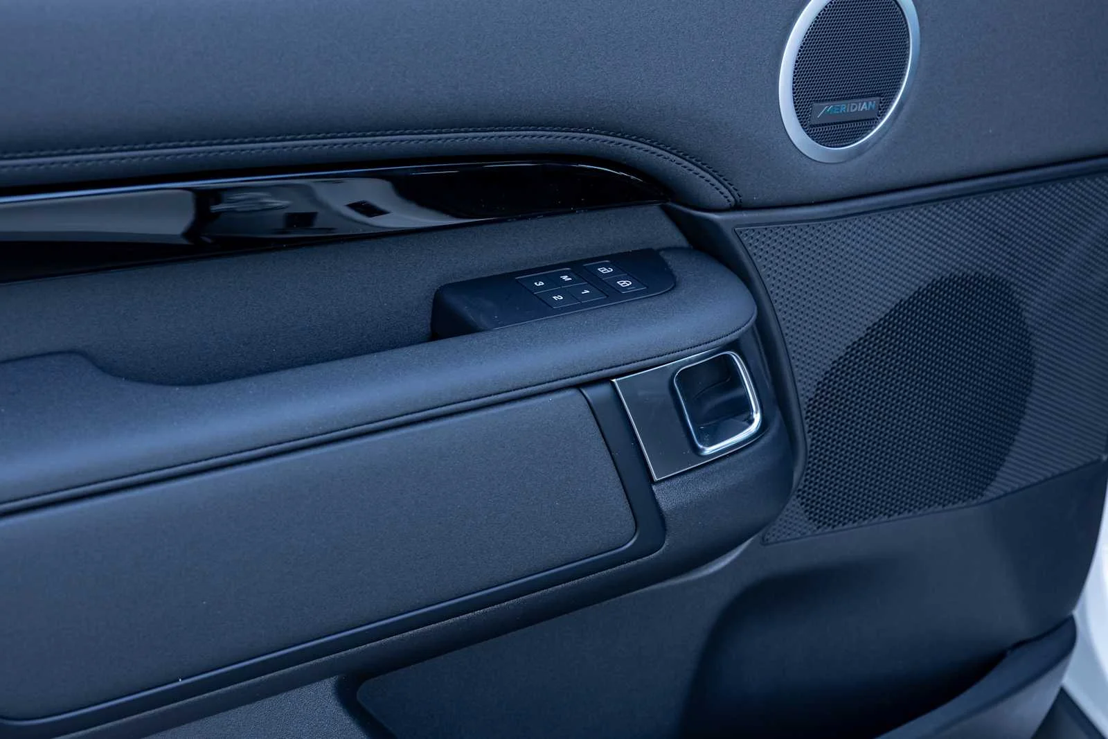2026 Land Rover Discovery S - Photo 12