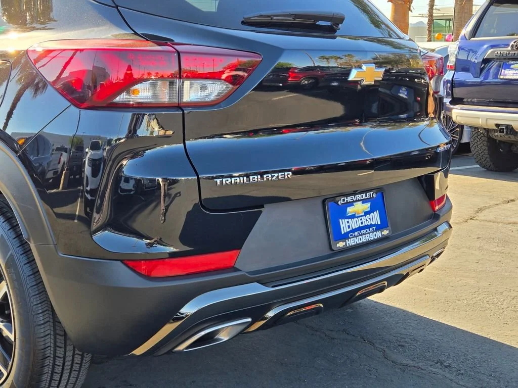 Used 2023 Mosaic Black Metallic Chevrolet ACTIV image 5