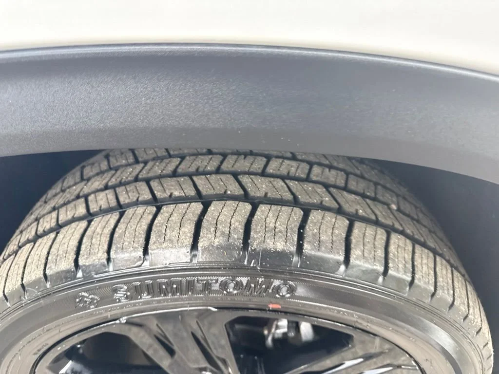 Used 2024 Summit White GMC Elevation image 38